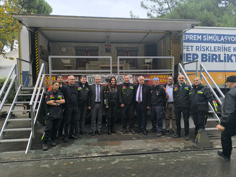 BAŞKAN VEKİLİ KAHRAMAN DEPREM SİMÜLASYON TIRINI ZİYARET ETTİ