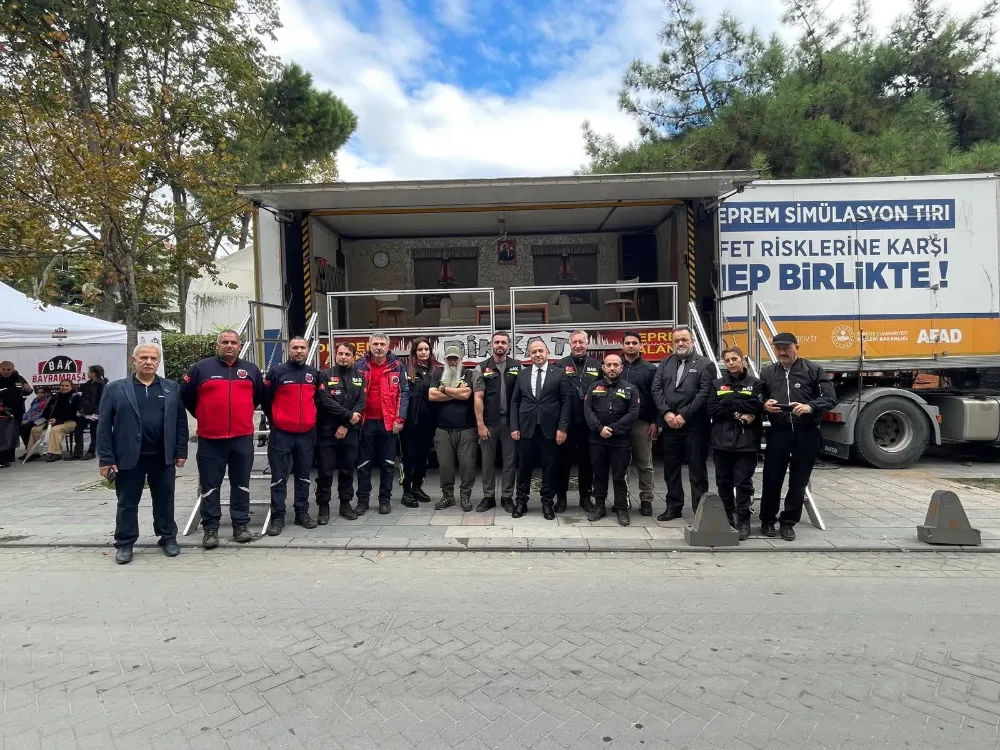 Bayrampaşa Kaymakamı Abdullah Çiftçi, Deprem Simülasyon Tırını Ziyaret Etti