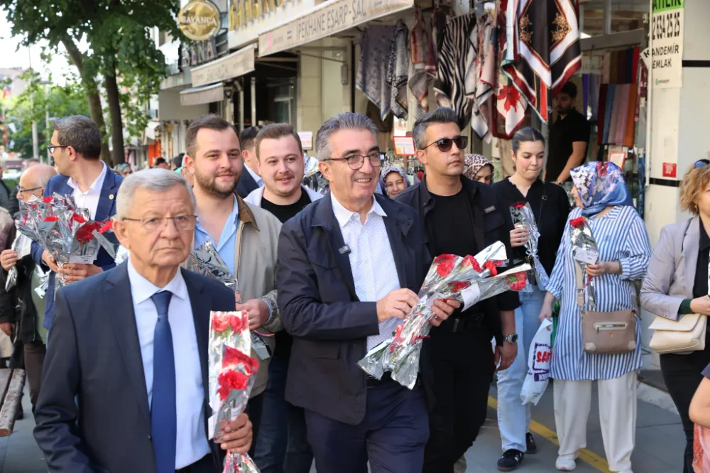 Başkan Hasan Mutlu, annelere karanfil dağıttı