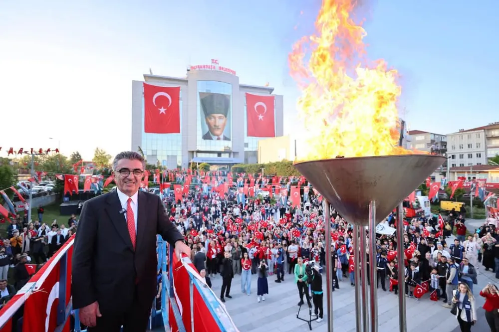 Bayrampaşa’da Türkiye’nin En Büyük 19 Mayıs Meşalesi Törenle Yakıldı