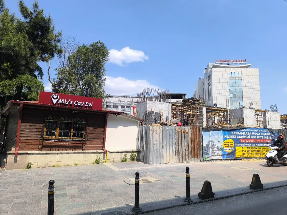 Miss Çay Evi’nin Yeri Değişiyor: Camii Yanındaki Havuz Alanı Gündemde.