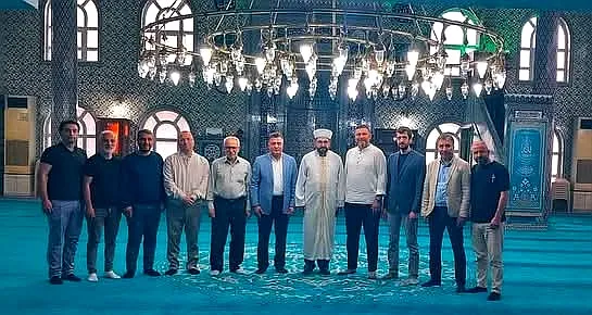AK Parti Bayrampaşa İlçe Başkanı Mehmet Acar, Bayram Namazını Teşkilatıyla Birlikte kıldı.