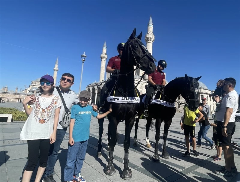 Konya Emniyet Müdürlüğü Bünyesinde Kurulan Atlı Polis Birliği, Cadde ve Sokaklarda Görev Yaparken Vatandaşlardan Yoğun İlgi Gördü
